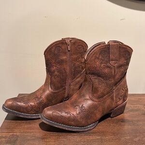 Roper Woman’s Cowgirl Boots